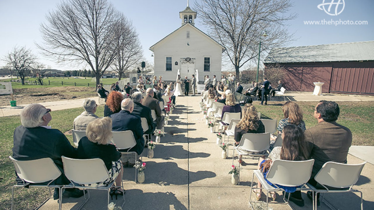 Spring Wedding Hoosier Barn Streamwood Il